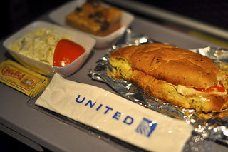 United Airlines invierte más dinero en servicio de bebida y comida a bordo