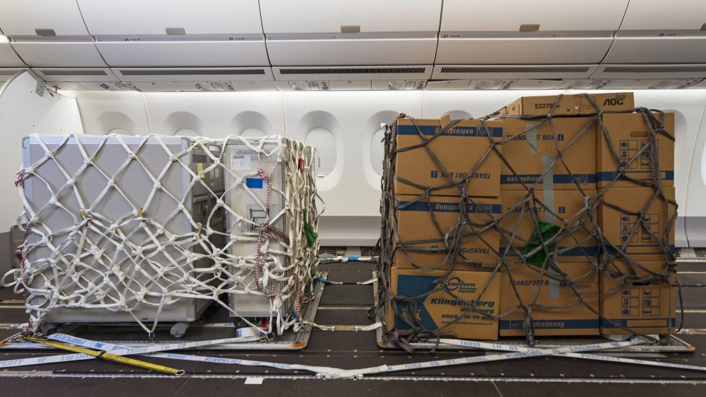 dos cajas en un Airbus