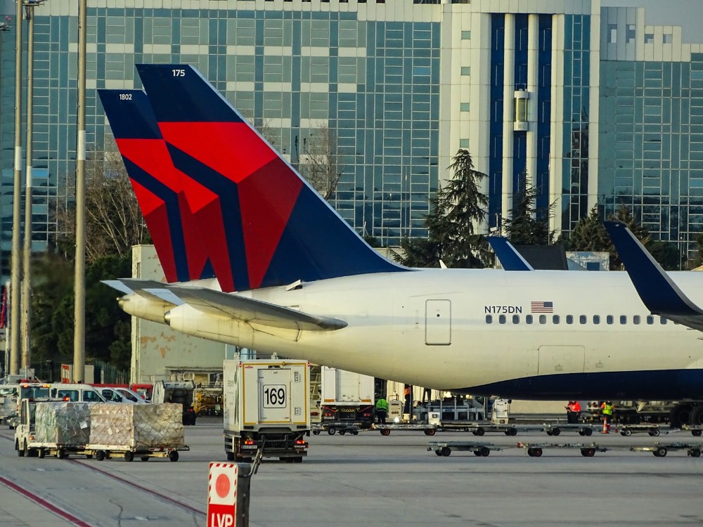 dos colas de aviones de Delta