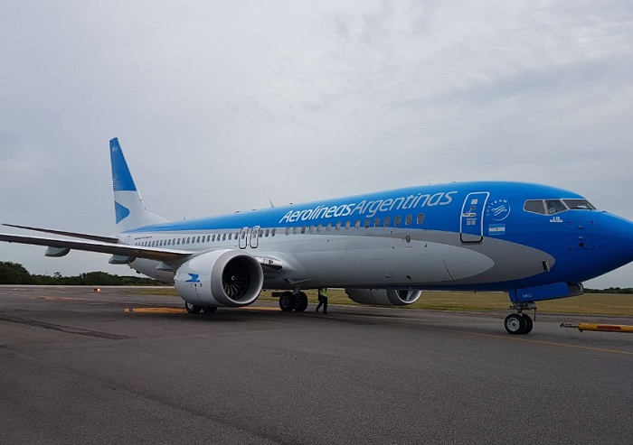 avión de Aerolíneas Argentinas en la pista