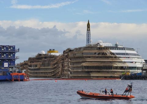 El Concordia flota otra vez dos años y medio después