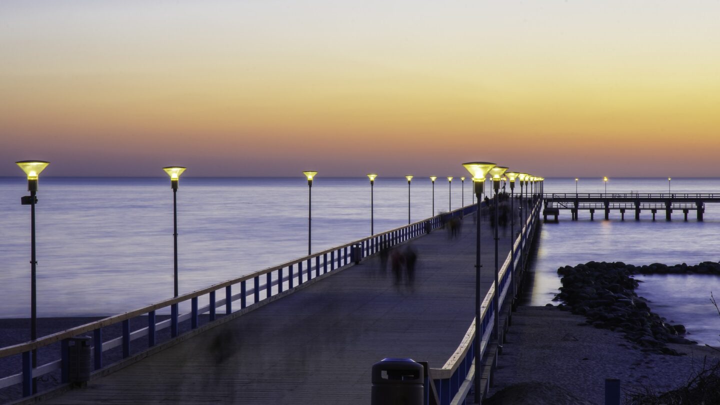 atardecer en un muelle