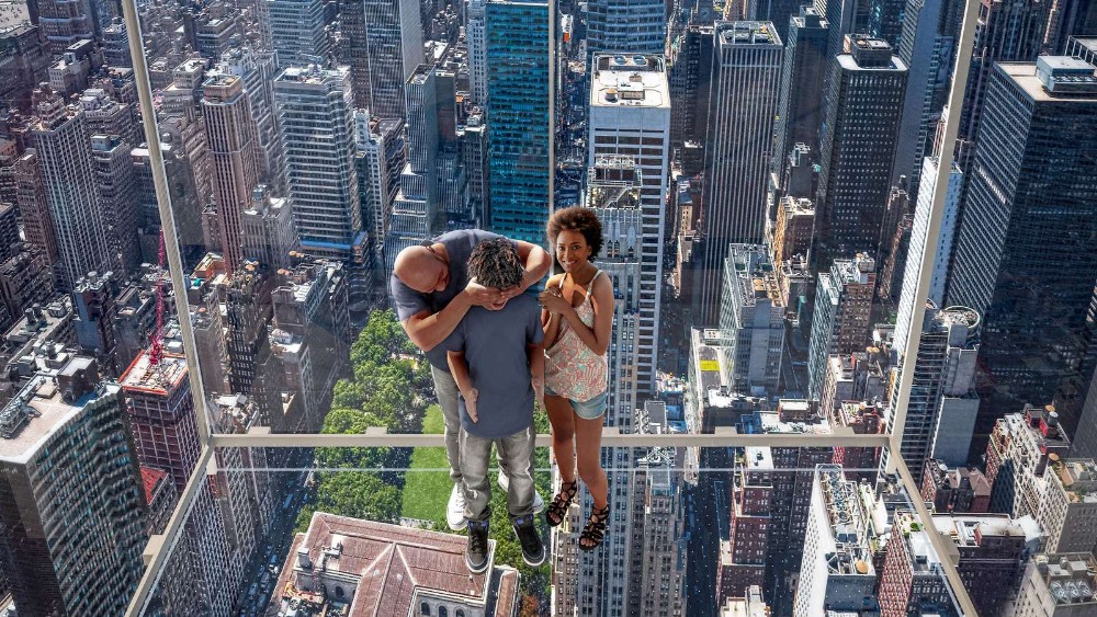 elevador de cristal en Nueva York, una pareja y un niño