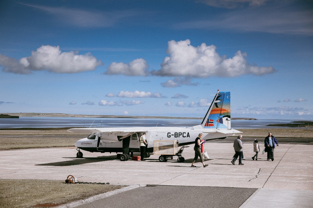 personas bajan de avión tras el vuelo más corto del mundo 