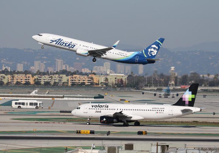 Volaris y Alaska Airlines