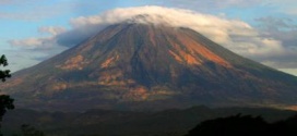 Erupción de volcán en Islandia pone en alerta aviación comercial