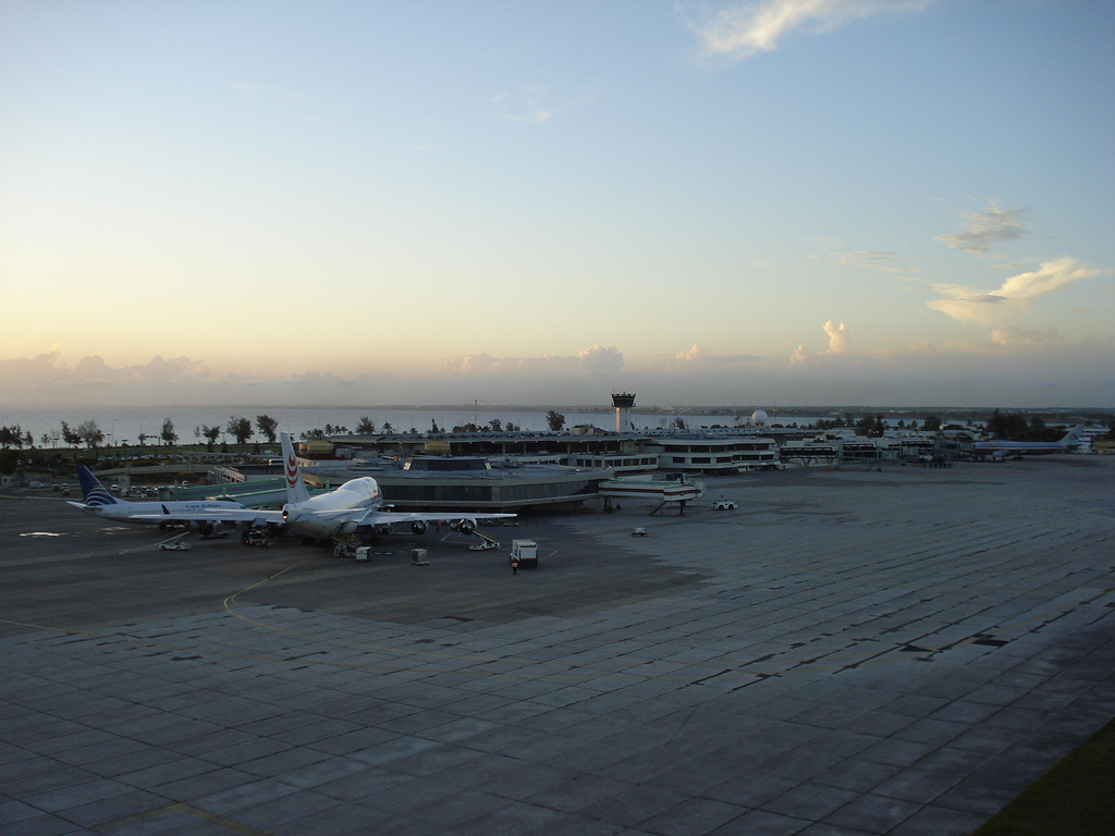 Aeropuerto Internacional Las Américas (AILA) ,Créditos: Lacreta at English Wikipedia, via Wikimedia Commons