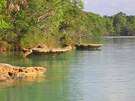 Laguna de Lachuá, un espejo del cielo en Guatemala