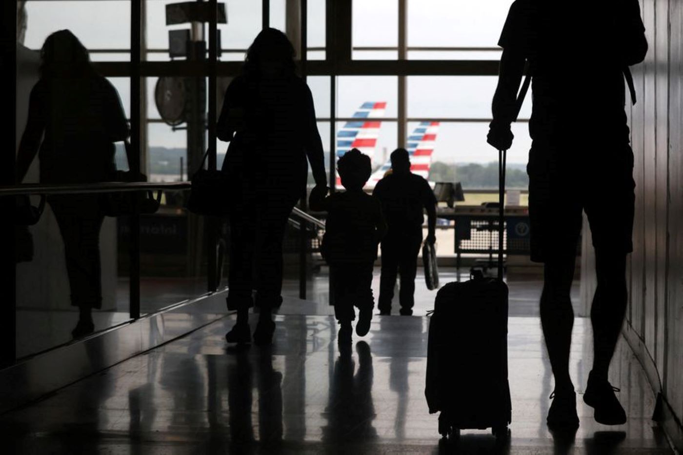 personas caminando por el aeropuerto