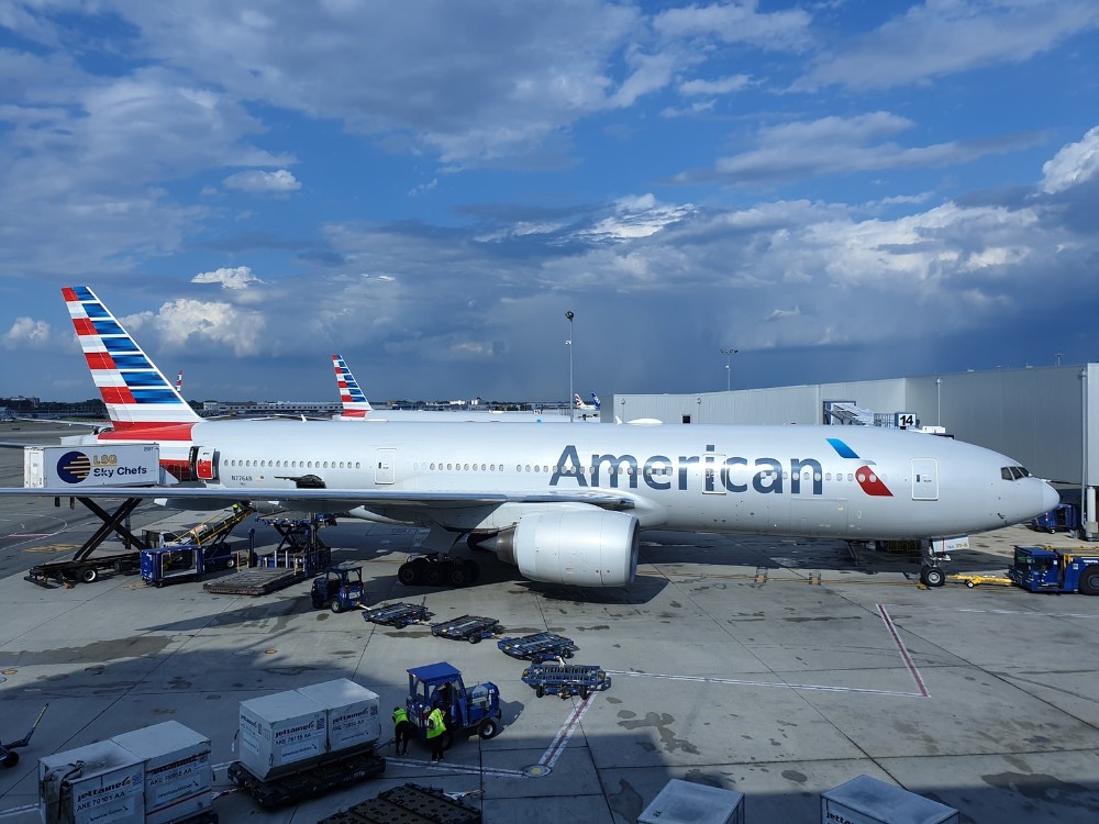 avión de American Airlines en la pista