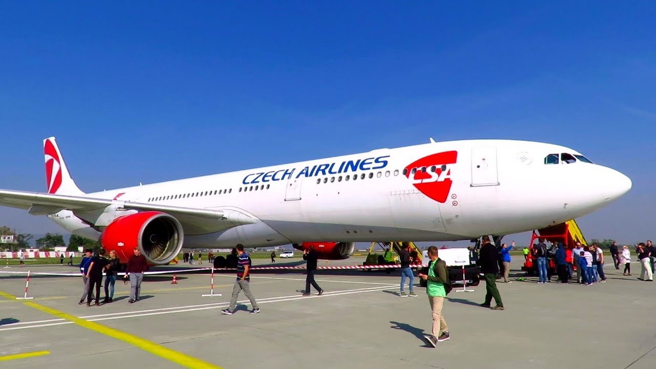 avión de Czech Airlines en la pista, varias personas alrededor