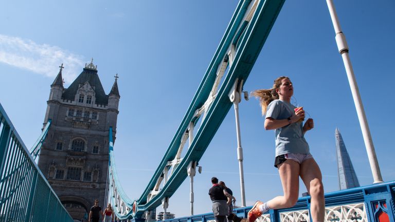 mujer corriendo por Londres