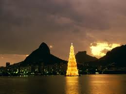 Brasil: Se encienden en Río de Janeiro las luces del mayor árbol de Navidad flotante del mundo