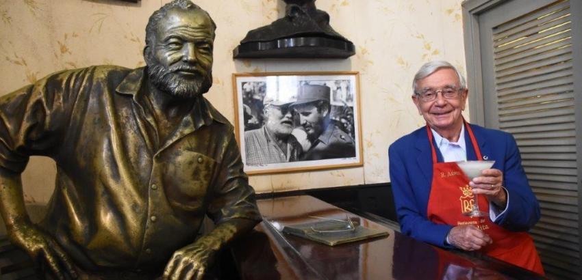 Rafael Ansón visita El Floridita en La Habana