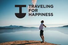 hombre con los brazos abiertos en un lago y logo de los Traveling for Happiness Awards