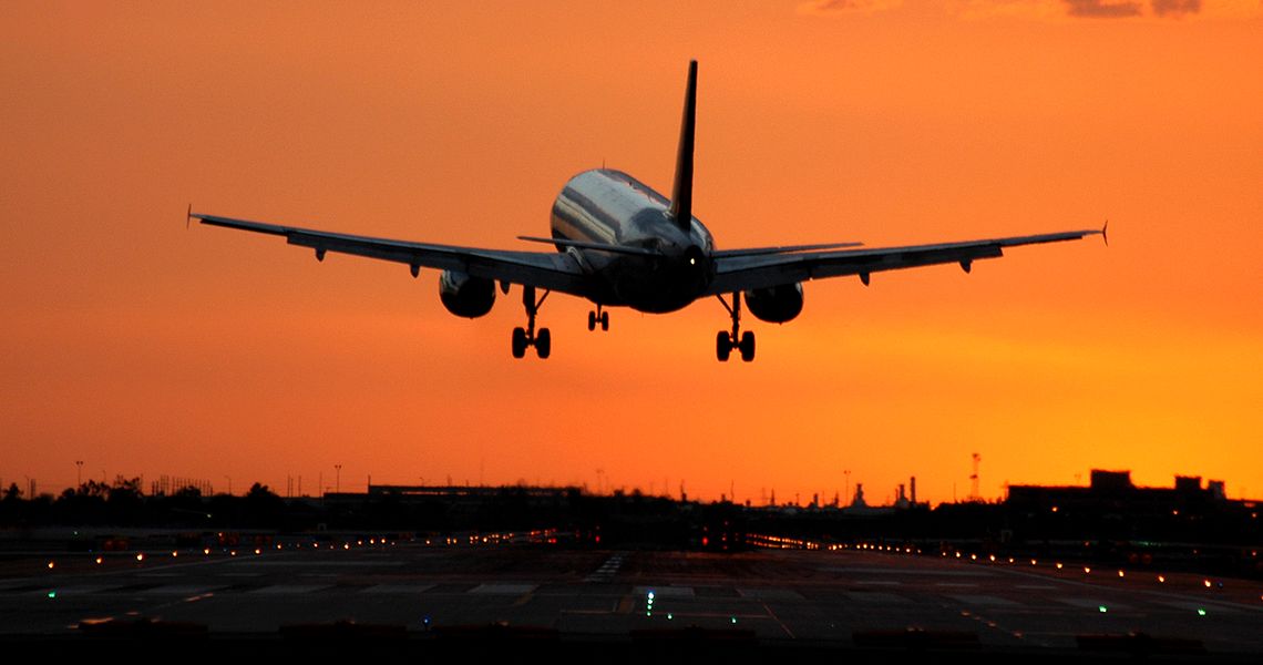 avión despegando, visto por detrás y oscureciendo