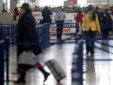 Primera jornada de huelga en Iberia se salda con más de 230 vuelos cancelados y varios empleados detenidos