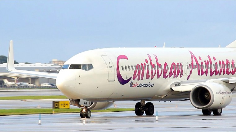 avión de Caribbean Airlines en la pista