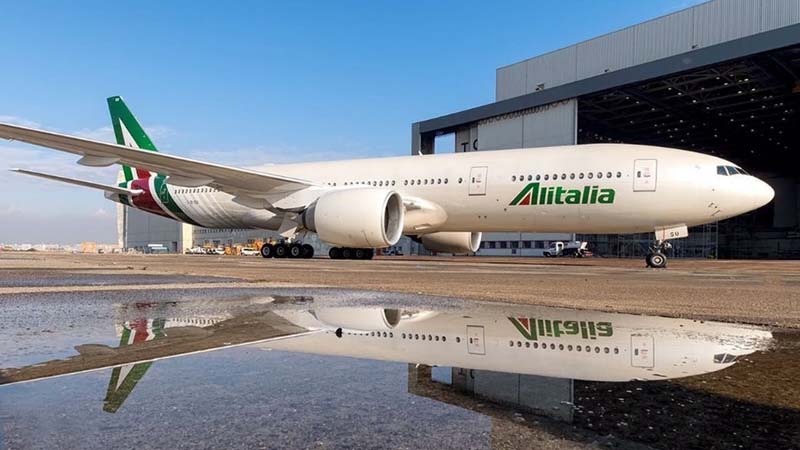 Cuatro aerolíneas más se disputan Alitalia