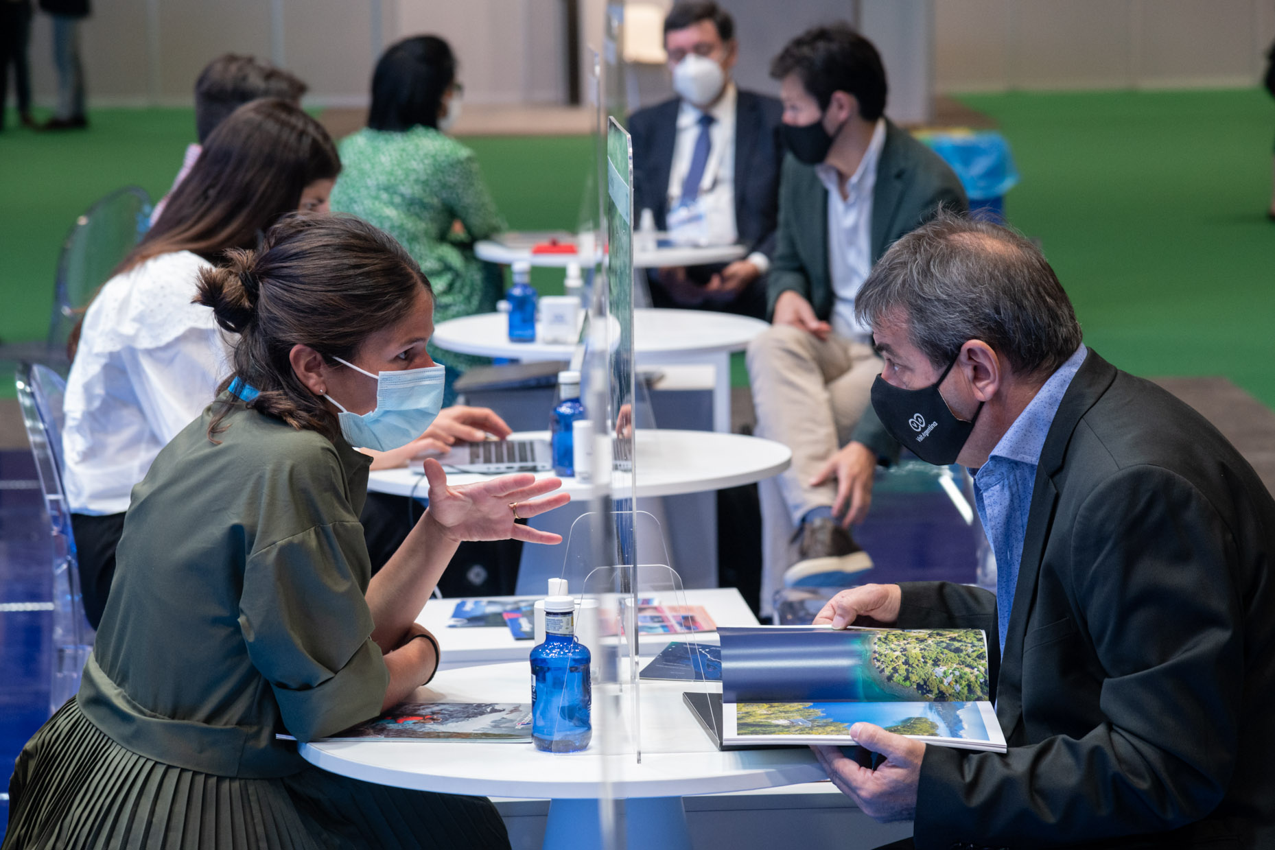 personas en intercambios en FITUR 