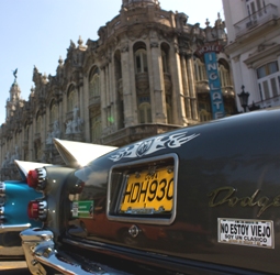 Cuba: Exhibición de autos clásicos toma el tradicional Paseo del Prado habanero