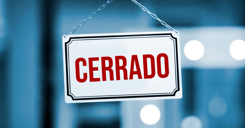 cartel de cerrado en una puerta