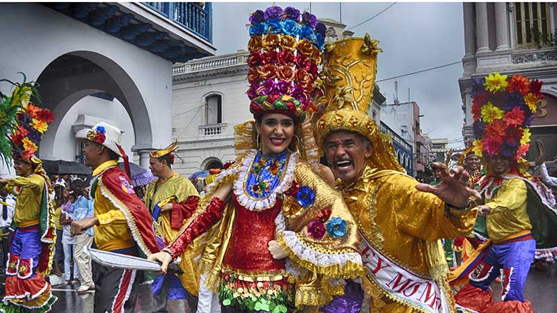 Desfile de la Serpiente anima Festival Internacional del Caribe 