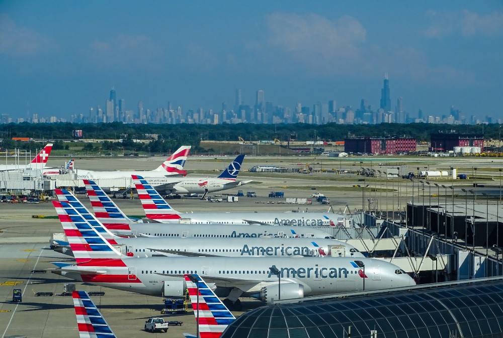 aviones de American Airlines en el aeropuerto de Chicago