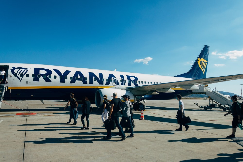 avión de Ryanair en la pista, montando pasajeros