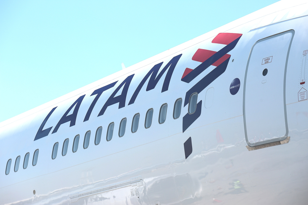 LATAM avión de perfil