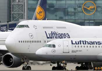 Lufthansa enfrenta problemas por caídas de precios y huelgas