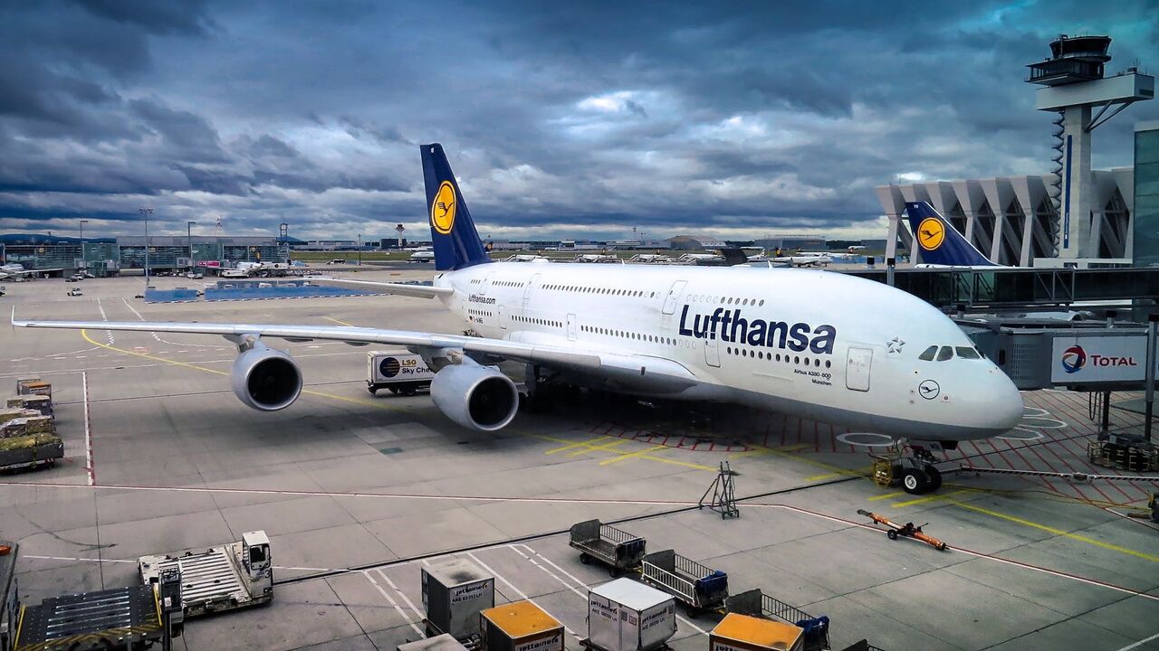 avión de Lufthansa en una pista