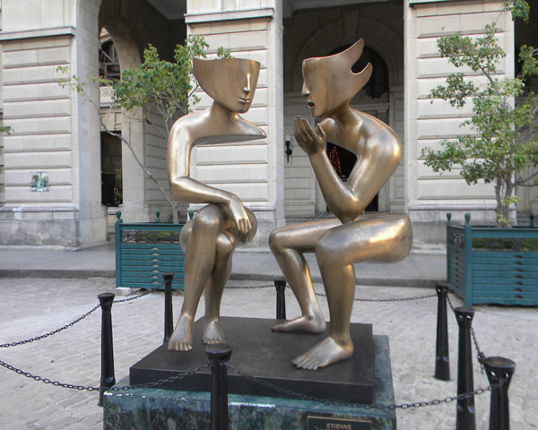 Escultura “La conversación”, del artista francés Etienne, donada por Vittorio Perrotta a la Oficina del Historiador de La Habana, expuesta en la Plaza San Francisco de Asís, en La Habana