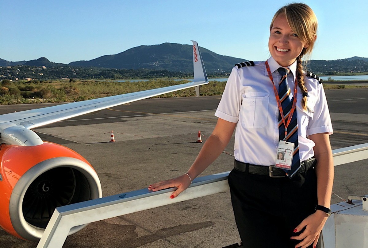 aeromoza de Sunwing junto a un avión