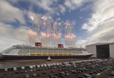 El Disney Fantasy sale a la luz en astilleros de Alemania