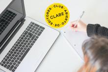 mujer escribiendo frente a una laptop y logo de CLABE encima