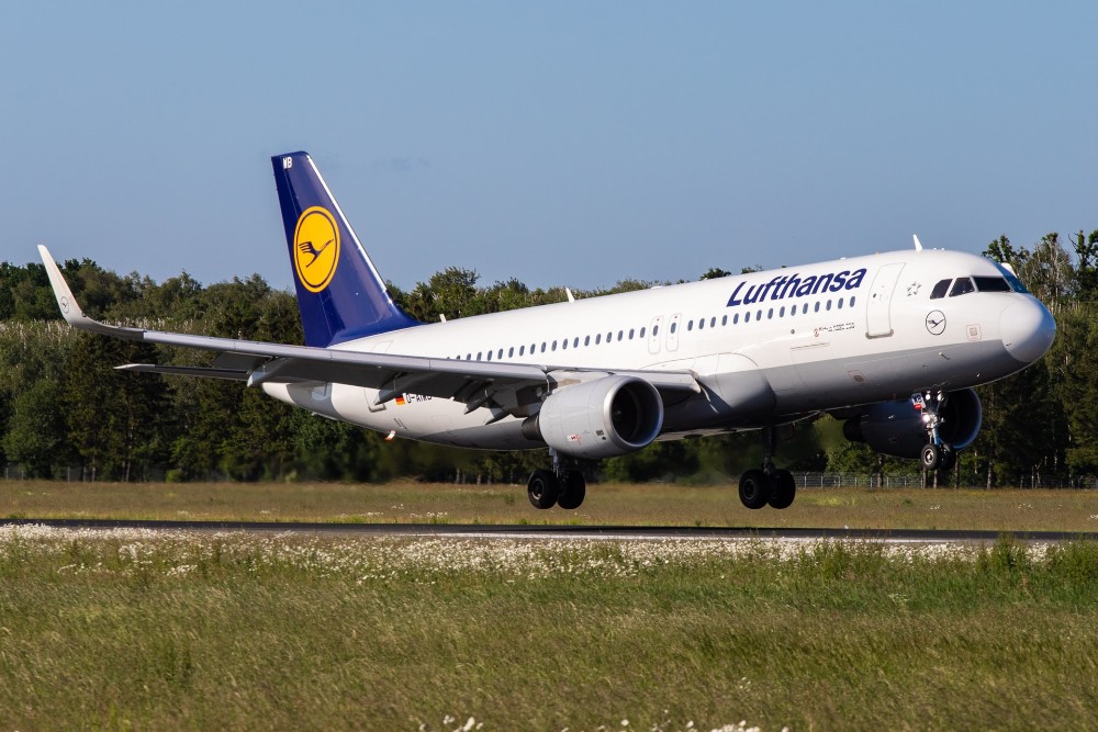 avión de Lufthansa despegando