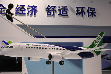 China presenta prototipo del avión C919, con el que podría hacer competencia a Airbus y Boeing