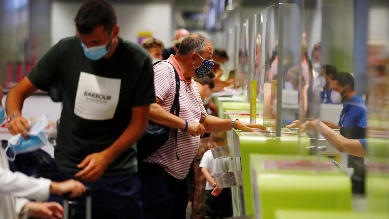 turistas llegando al aeropuerto de Madrid