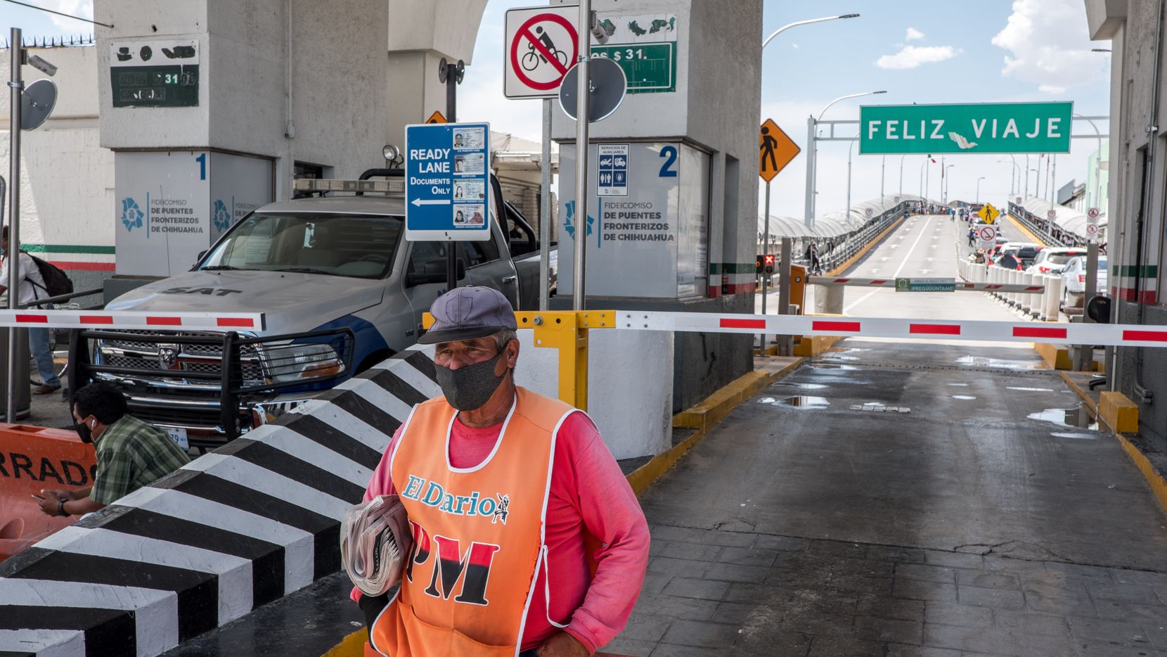 frontera entre EE.UU. y México, un hombre con chaleco naranja