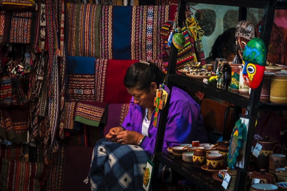 mujer artesana en el Cusco, Perú