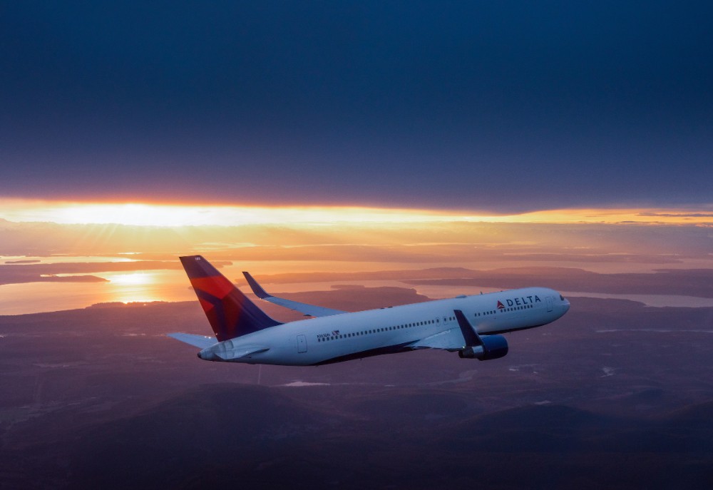 avión de Delta en el aire