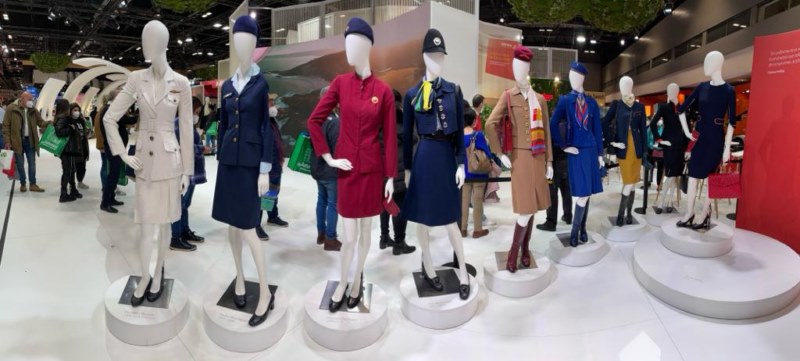 Trajes de Azafatas de Iberia en FITUR 2022 