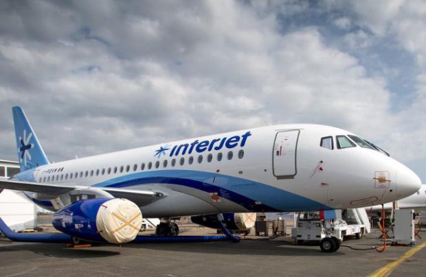 avión de Interjet en la pista