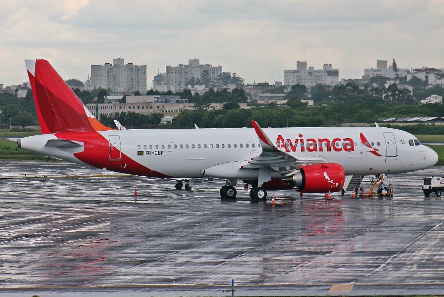 Avión de Avianca en la pista