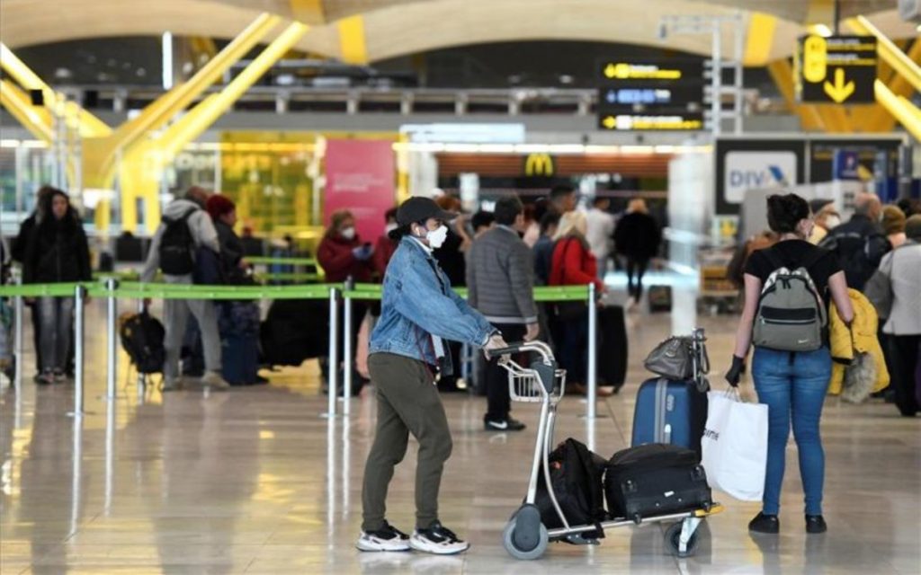 viajeros en un aeropuerto