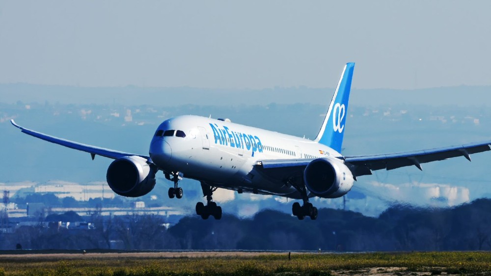 avión de Air Europa despegando