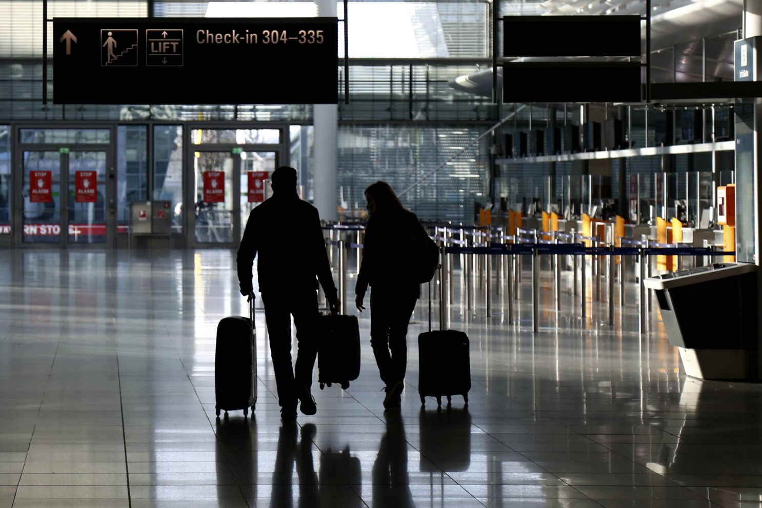 viajeros en un aeropuerto