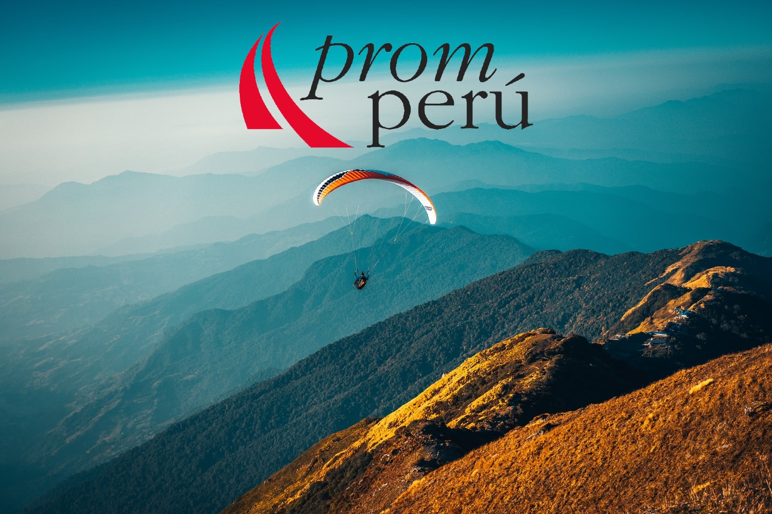 Promperú logo, hombre en un parasailing sobre montañas