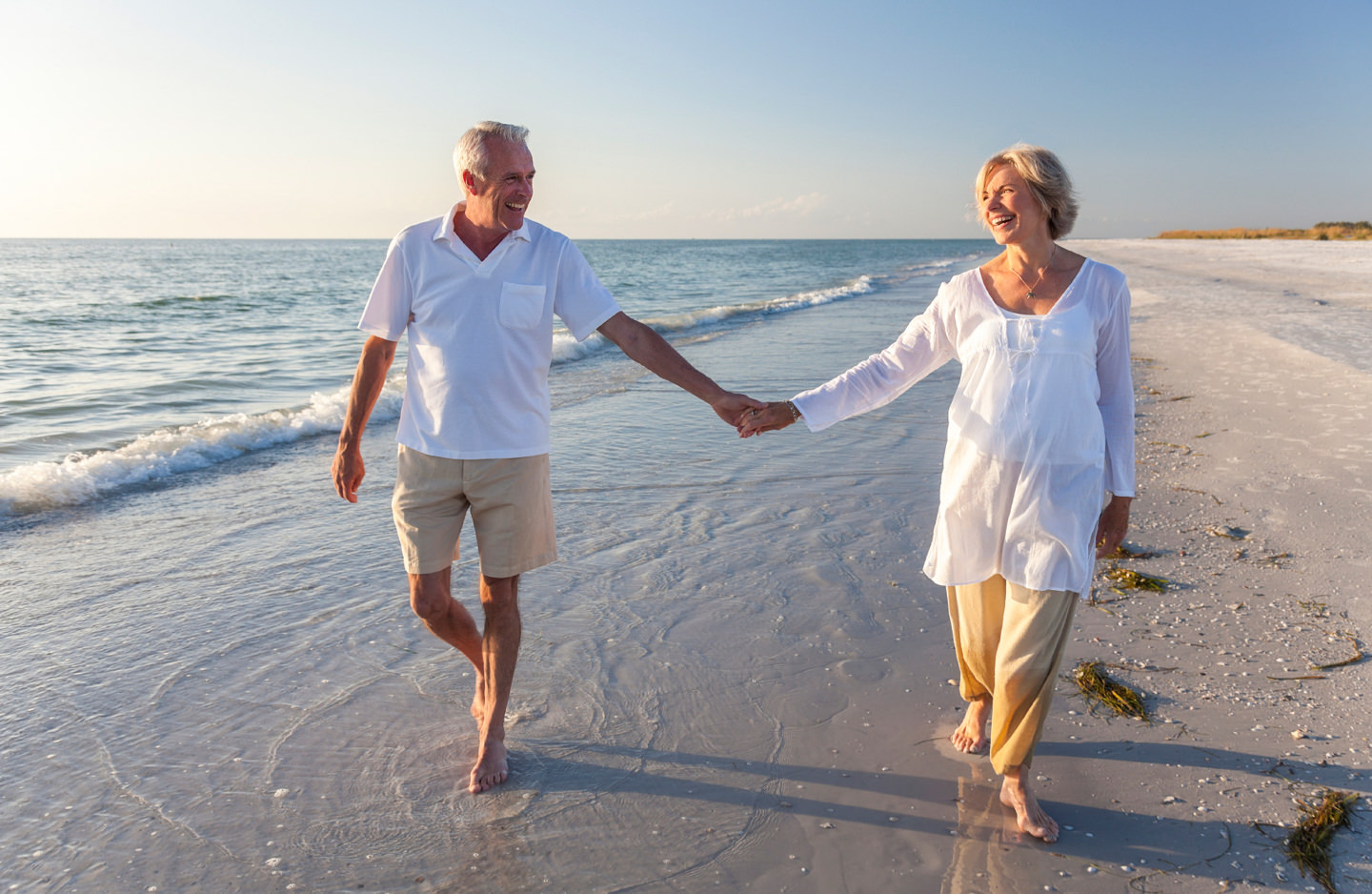 pareja caminando por una playa